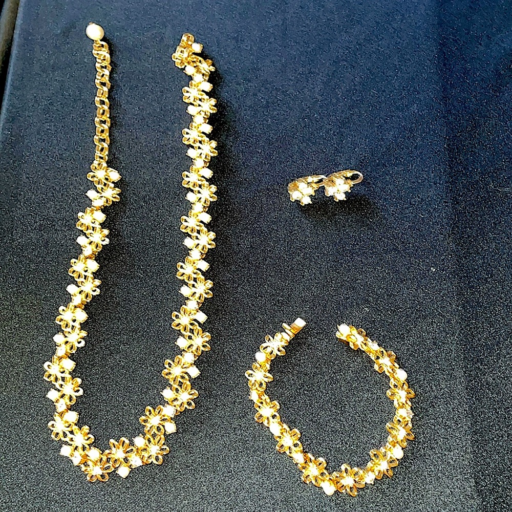 Lovely gold tone/rhinestone and faux pearl necklace, bracelet & earring set.